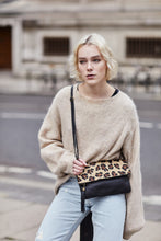 Load image into Gallery viewer, Leopard Print Clutch Bag