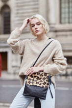 Load image into Gallery viewer, Leopard Print Clutch Bag