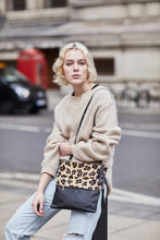 Load image into Gallery viewer, Leopard Print Clutch Bag