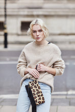 Load image into Gallery viewer, Leopard Print Clutch Bag